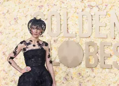 Motivul pentru care Rosamund Pike și-a acoperit fața cu un voal negru la Gala Globurilor de Aur: „Aveam chipul complet distrus”