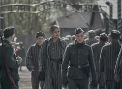 A apărut trailerul „Tatuatorul de la Auschwitz”. Serialul de pe SkyShowtime se bucură de o distribuție pe măsura poveștii