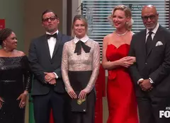 Distribuția serialului „Anatomia lui Grey” s-a reunit la Gala Premiilor Emmy. Actorii au ținut un discurs într-o cameră de spital improvizată