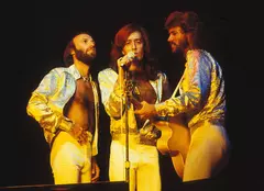 Ridley Scott va regiza filmul biografic despre Bee Gees. De ce povestea trupei are un drum lung în spate