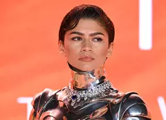 Zendaya a uimit pe toată lumea la premiera „Dune 2”. Actrița a îmbrăcat un costum metalic cu decupaje