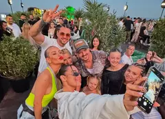 Cum s-au distrat vedetele la Neversea. Delia s-a pozat într-un frigider, iar Giulia s-a asortat cu fiica sa, în vârstă de 12 ani