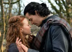 Primele imagini din prequel-ul „Outlander: Blood of My Blood” au fost lansate. Cine sunt actorii din distribuție