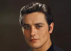 Cine a fost marea iubire a lui Alain Delon. Actorul s-a despărțit de ea printr-o banală scrisoare și un buchet de trandafiri negri