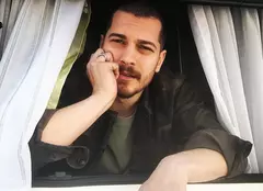 Actorii turci care au ajuns în atenția legii: droguri, scandaluri și dosare penale. Cum a scăpat Çağatay Ulusoy de închisoare