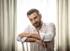 Imagini de colecție din copilăria lui Cosmin Vijeu. Cu ce mari artiști are poze vedeta de la „Asia Express”. Aurelian Temișan: „Are cu ce se mândri”