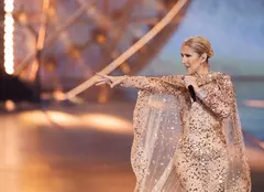 Céline Dion a revenit pe scenă cu forțe proaspete. Artista a făcut spectacol la o prezentare de modă din Riad