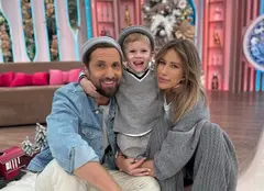 Dani Oțil și Gabriela Prisăcariu au decorat bradul de Crăciun împreună cu fiul lor, Tiago. Imaginile sunt adorabile