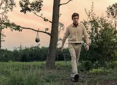 Serialul „Ziua șacalului” s-a lansat pe SkyShowtime. Ce rol joacă Eddie Redmayne