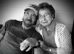 Mama lui Chuck Norris a murit la 103 ani. Ce dezvăluiri a făcut actorul despre „minunata” Wilma Norris Knight. „Ea m-a învățat”