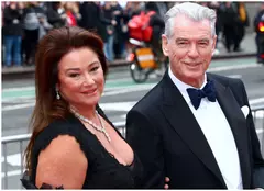 Pierce Brosnan și soția sa, apariție elegantă pe Broadway! Keely Shaye Smith a strălucit într-o rochie mulată la premiera piesei lui George Clooney