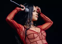 INNA a cucerit Parisul! Ținuta incendiară în care a urcat pe scenă la primul ei concert din capitala Franței
