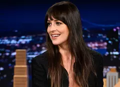 Dakota Johnson face furori în costum de baie după despărțirea de Chris Martin. Cum a apărut pe un iaht, în Ibiza