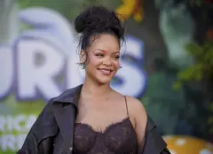 Rihanna, apariție rară pe covorul roșu alături de cei doi fii ai săi. Imagini adorabile de la premiera „Smurfs”