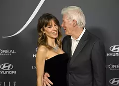 Richard Gere și Alejandra Silva, apariție romantică pe covorul roșu. Momentul care a atras toate privirile