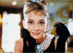 Audrey Hepburn & Givenchy: prietenia legendară care a schimbat moda Hollywoodului și ajunge acum pe marele ecran