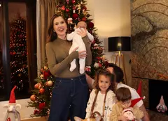 Emily Burghelea a intrat în spiritul sărbătorilor. Influencerița a împodobit bradul alături de copii: „Este primul Crăciun al Elisabetei!”