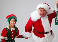 Moș Ramon există! Pavel Bartoș, pe marile ecrane în ținuta lui Moș Crăciun. „Cine poartă costumul, poartă un pic de magie”. EXCLUSIV