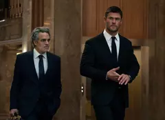 „Autostrada crimei”: Chris Hemsworth și Mark Ruffalo, de la „Răzbunătorii” la un jaf de proporții alături de Halle Berry. Thrillerul anului vine în România!