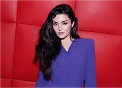 Hande Erçel, invitată de onoare la Paris. Detaliul care arată cât de sus a ajuns actrița. Elie Saab și Valentino au ales-o doar pe ea!