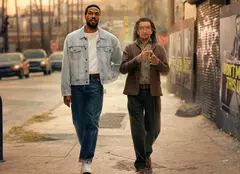 Satira Marvel care dă totul din casă. „Omul Minune” a sosit pe Disney+: Yahya Abdul-Mateen II și Ben Kingsley forțează limitele succesului