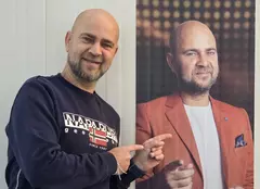 Cosmin Seleși a dat totul din casă: ritualul bizar pe care îl are în cabina de probă înainte de „Batem palma”. Cum arată o zi de filmare pentru vedetă