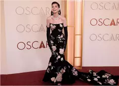 Gafe vestimentare la Oscar 2026. Timothée Chalamet, aspru criticat pentru look-ul „neglijent”, iar Anne Hathaway a șocat cu accesoriile alese
