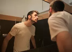 Ce detalii fac diferența atunci când vrei să pari mai odihnit după o săptămână grea de muncă