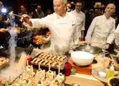 Aur lichid și 22 kg de trufe: Ce mănâncă vedetele la Oscar 2026 după ce scapă de diete? Chef Wolfgang Puck pregătește un meniu de excepție