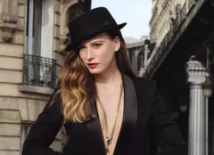 Serenay Sarikaya, apariție incendiară într-un sacou cu decolteu adânc. Detaliul care i-a înnebunit pe fanii cunoscutei actrițe