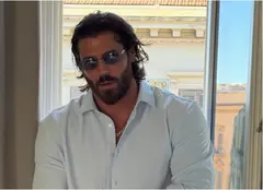 Can Yaman, schimbare radicală de look. A renunțat la barbă și are șuvițe blonde. Ce mesaj ironic a transmis