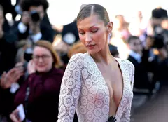 Bella Hadid a eclipsat total orice concurență la  Festivalul de la Cannes. Cum arată rochia la care au muncit 130 de persoane