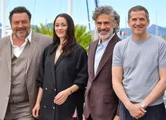 Apariție rară la Cannes! Marion Cotillard, pe covorul roșu alături de fiul ei de 15 ani și de fostul partener