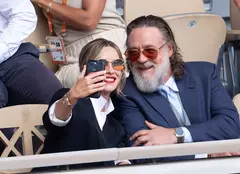 FOTO | Russell Crowe, surprins în momente de maximă tandrețe la Roland-Garros! Detaliul care a atras atenția fotografilor
