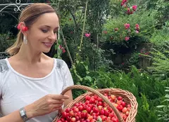 Andreea Marin, în costum de baie la 51 de ani. Mesajul amuzant al vedetei: „Să mă rumenesc puțin!”