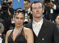 Dua Lipa și Callum Turner, nuntă faraonică într-un fost adăpost al Mafiei! De ce au ieșit oamenii în stradă să protesteze
