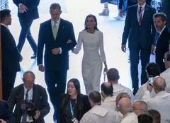 Papa a sfințit Turnul lui Iisus de la Sagrada Família. Regina Letizia, apariție ravisantă în alb în fața Suveranului Pontif