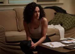 Care-i buna și care-i reaua? Emmy Rossum revine spectaculos pe Disney+ în thrillerul psihologic „Furie și seducție”