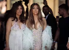 Jennifer Lopez, apariție de senzație la Paris alături de sora ei. Cum s-au îmbrăcat cele două vedete