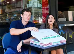 Callum Turner și Monica Barbaro, în „Aventură de o noapte”, comedia romantică în care sexul este permis doar o zi pe an. Când are premiera în România