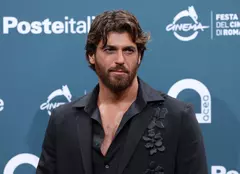 Can Yaman iubește din nou? Cine este femeia despre care presa italiană spune că i-ar fi noua parteneră