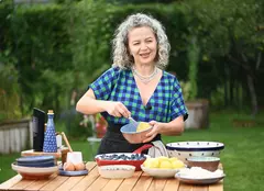 Prăjiturela revine la TV Paprika cu o nouă emisiune. Când începe „Grătarul fermierului”