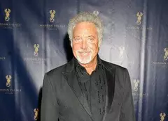 Tom Jones vrea să dea lovitura la Hollywood
