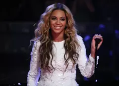 Beyoncé a fost plesnită peste fund de un fan!