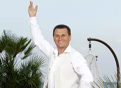 “Serviţi, vă rog!” se ţine de petreceri la Mamaia