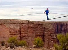Nik Wallenda a traversat Marele Canion pe sârmă