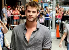 FOTO| Liam Hemsworth se iubeşte cu o telenovelistă sexy din Mexic
