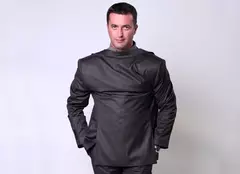 Dezbrăcatu' se pricepe la bucătărie: e as la spălat vase