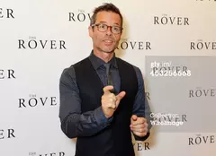 Actorul Guy Pearce îşi lansează primul album în noiembrie
