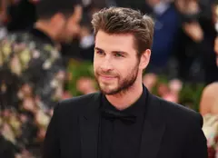 FOTO. Liam Hemsworth are o nouă iubită. Ce femeie a înlocuit-o pe Miley Cyrus